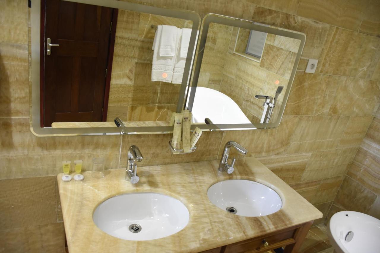 Hotel Royal Palace دوالا المظهر الخارجي الصورة