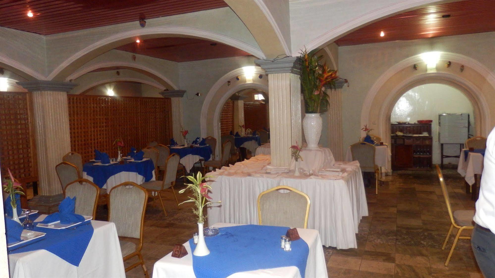 Hotel Royal Palace دوالا المظهر الخارجي الصورة